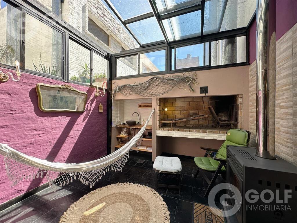 Venta de casa de dos dormitorios y cochera en Pocitos