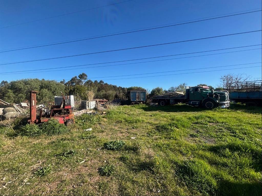 Terreno tipo chacra con casa y galpónes, con 205 m de frent