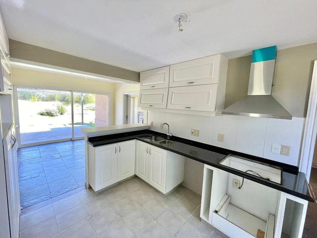 Venta Casa de 4 dormitorios y servicio en Altos de la Tahona