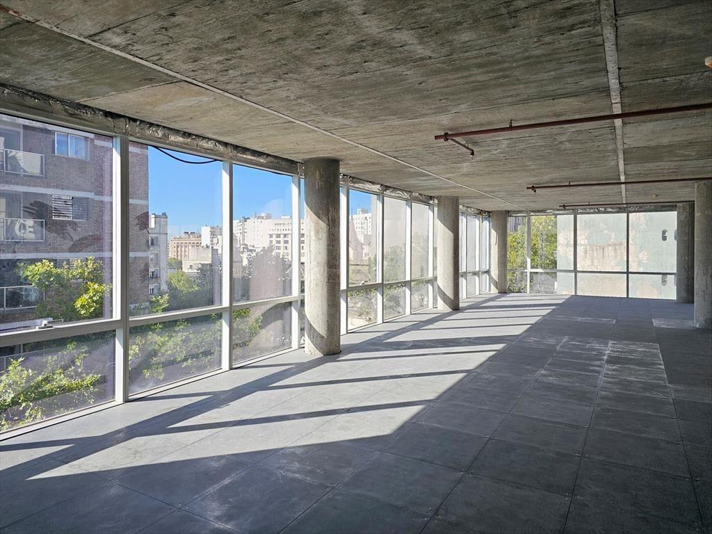Oficina en esquina CLASE A - CENTRO a pasos de 18 de Julio