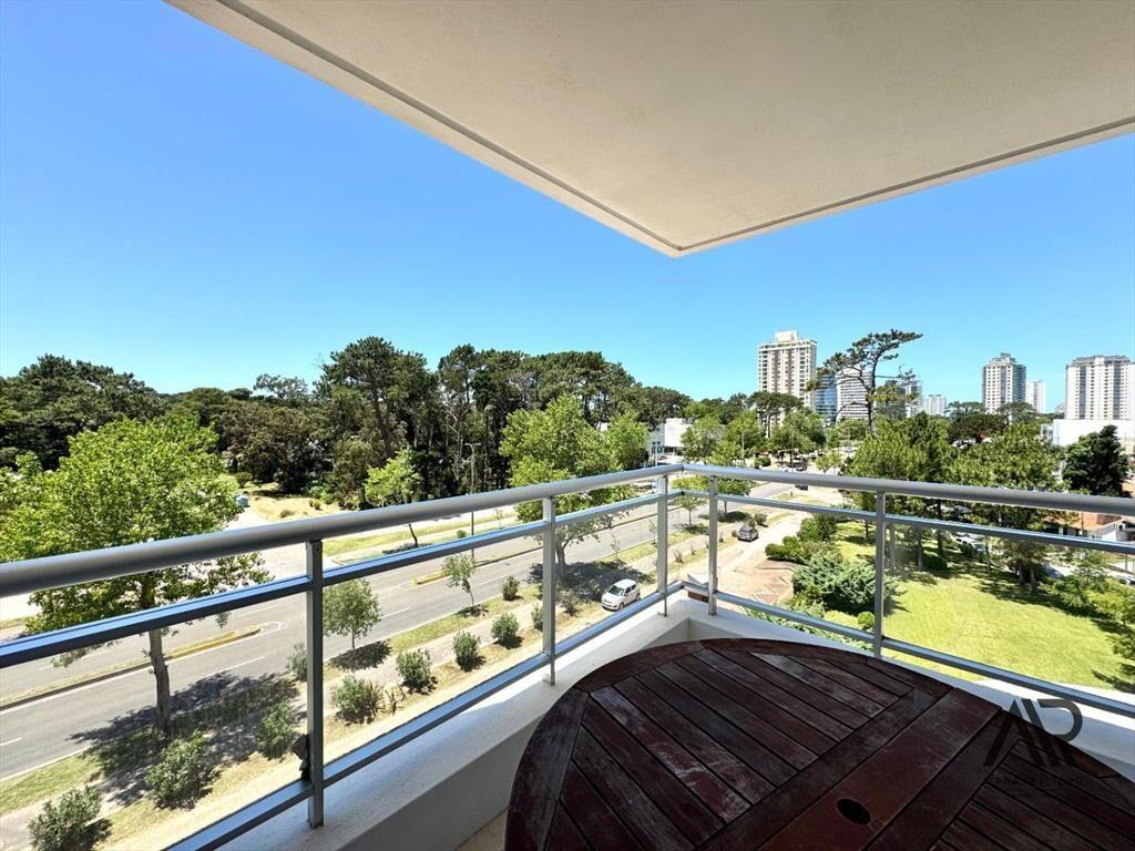 Apartamento en venta de 3 dormitorios c/ cochera en Roos...