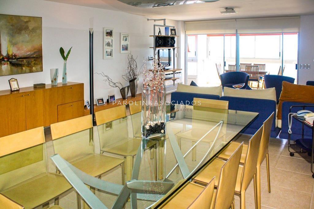 Apartamento de 3 dormitorios en venta en edificio