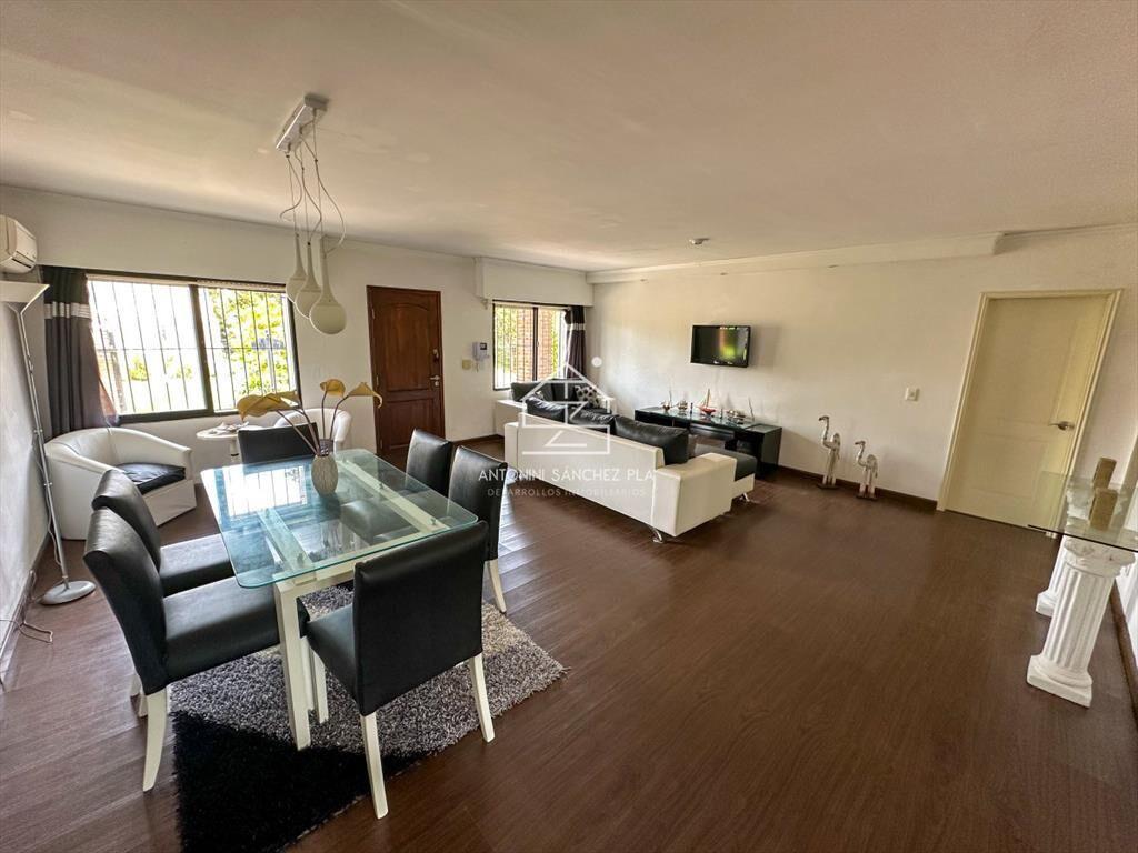 Hermosa casa en barrio Residencial de Punta del Este a paso