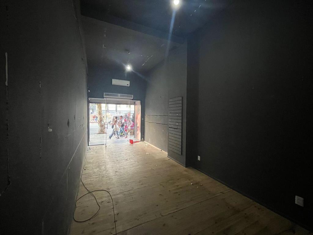 local, 18 de julio frente a la universidad, 70 m2 de salón,