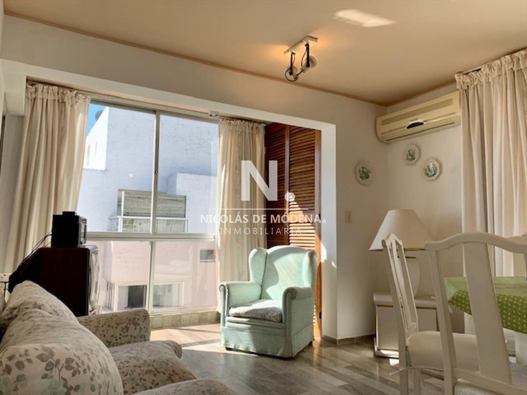 Apartamento de tres dormitorios En Venta. Península, a met