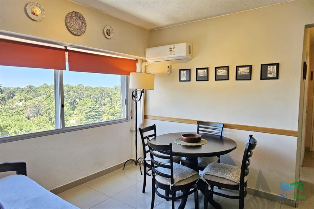 Alquila apartamento 1 dormitorio con cochera techada y serv