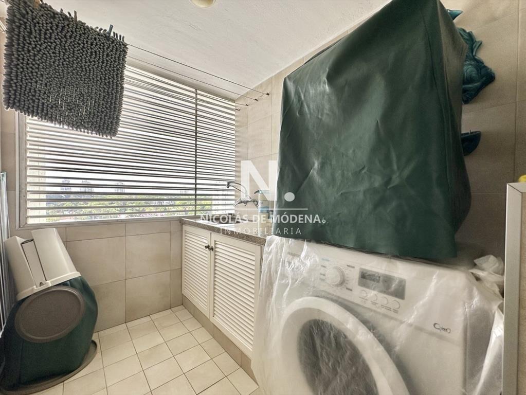 Apartamento de tres dormitorios en venta en Playa