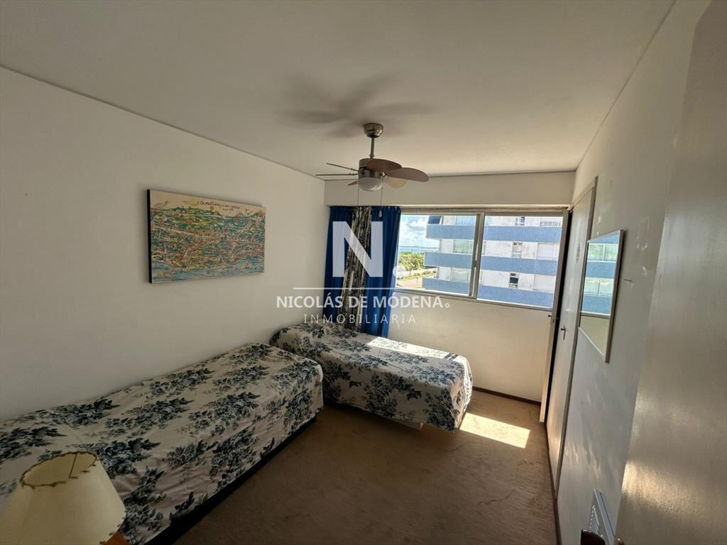 Apartamento de 4 dormitorios en Playa Mansa, del