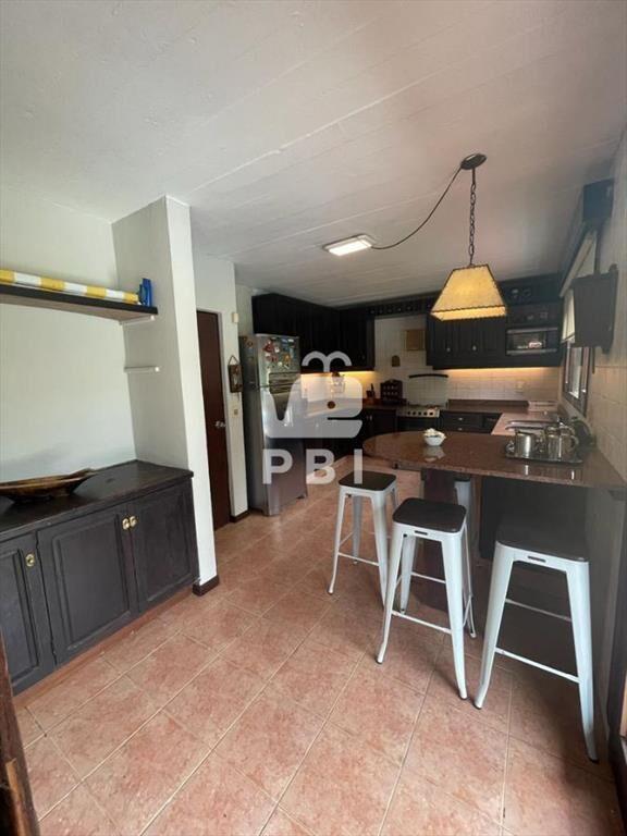 Venta de  casa 4 dormitorios+ servicio  - Ref :