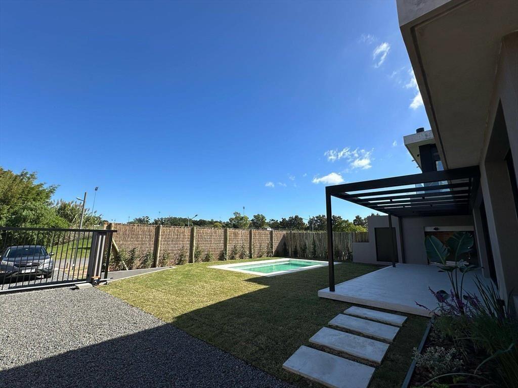 Venta de casa con tres dormitorios y escritorio en Barrio Pa