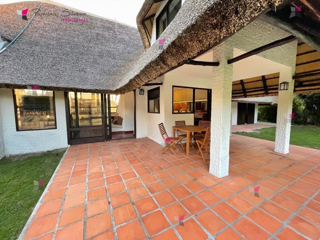 Amplia casa con piscina a 200 metros del mar