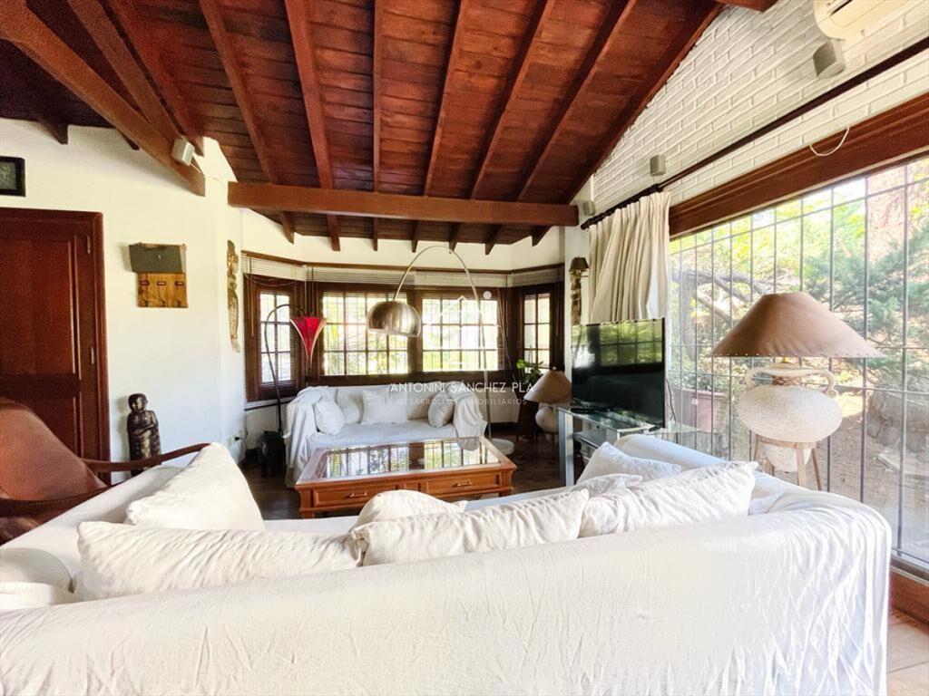Excelente Casa de 4 Dormitorios en Playa Mansa -