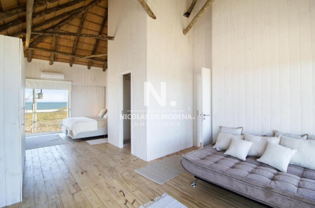Vende casa con vista al mar de 3 dormitorios en suite, en J
