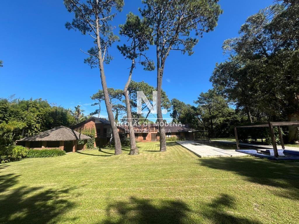 Venta de Espectacular casa en Barrio Golf