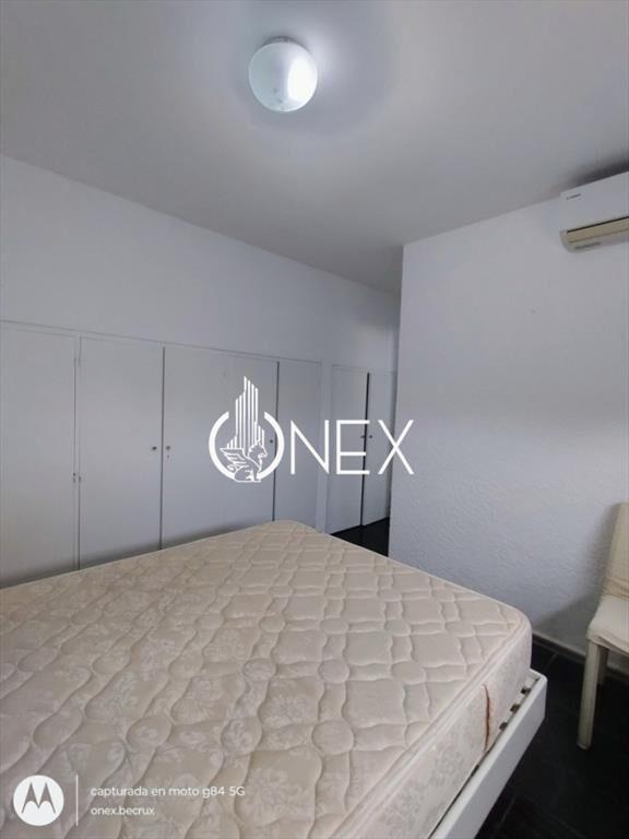 Apartamento de 2 dormitorios totalmente amueblado, con coch