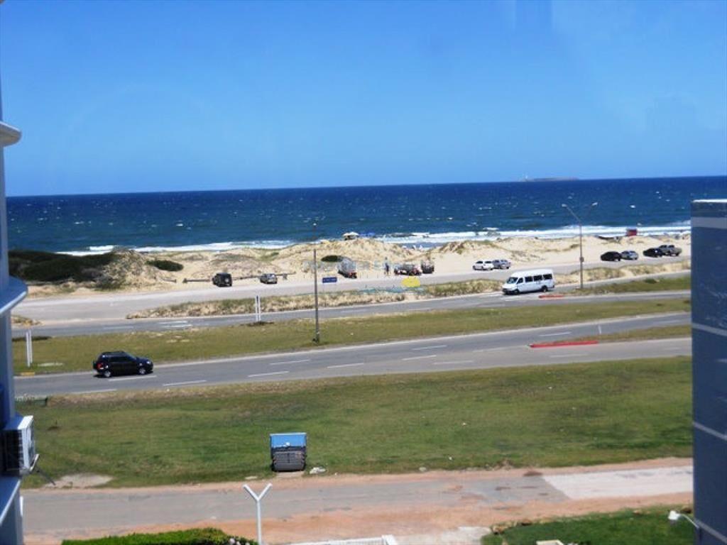 Apartamento en venta de 3 dormitorios y servicio