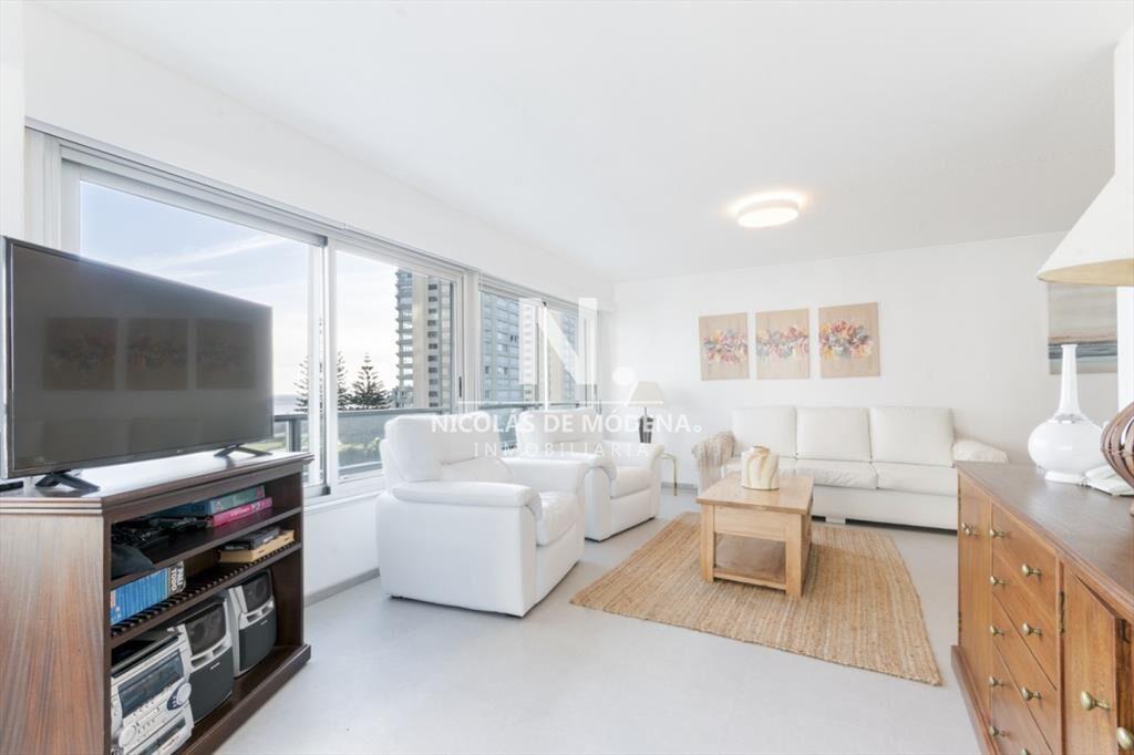 Apartamento en venta de 3 dormitorios, frente al