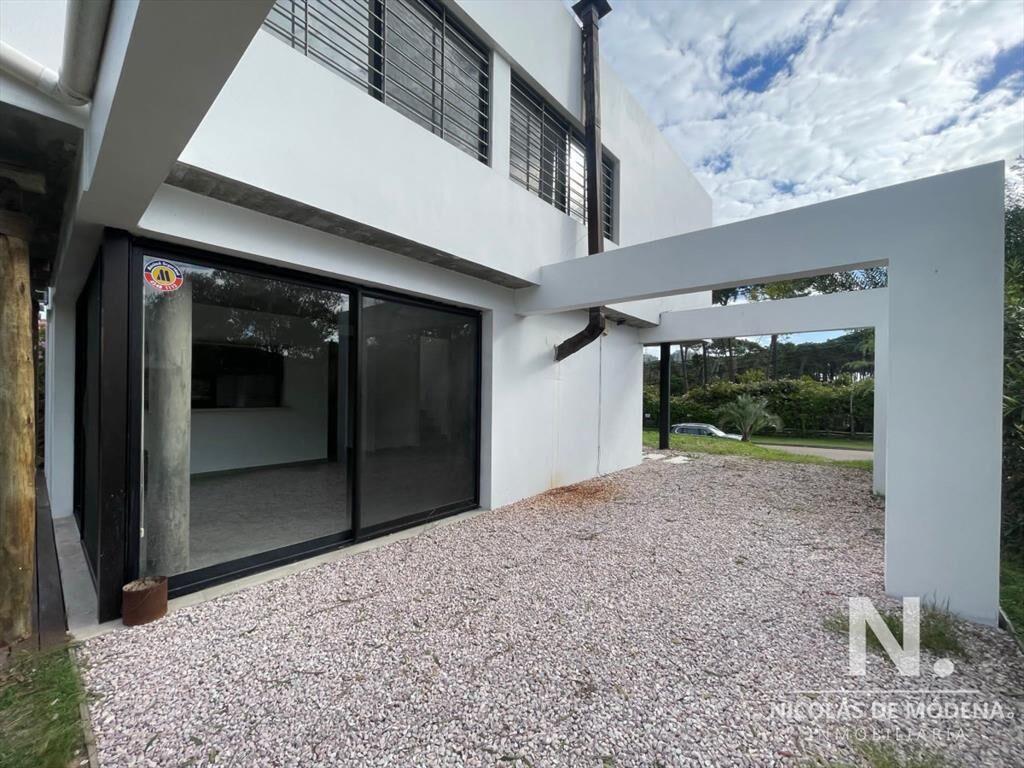 Vende casa, moderna. 3 dormitorios y 3 baños, Barrio Marly