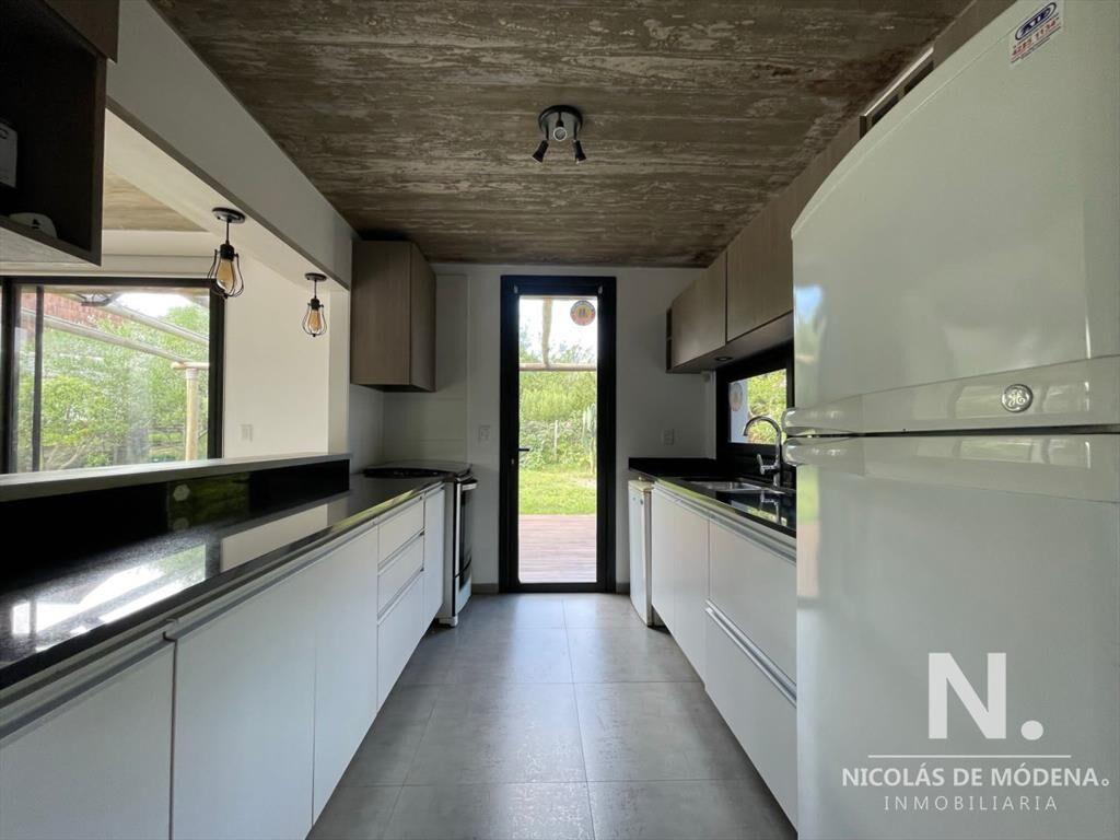 Vende casa, moderna. 3 dormitorios y 3 baños, Barrio Marly