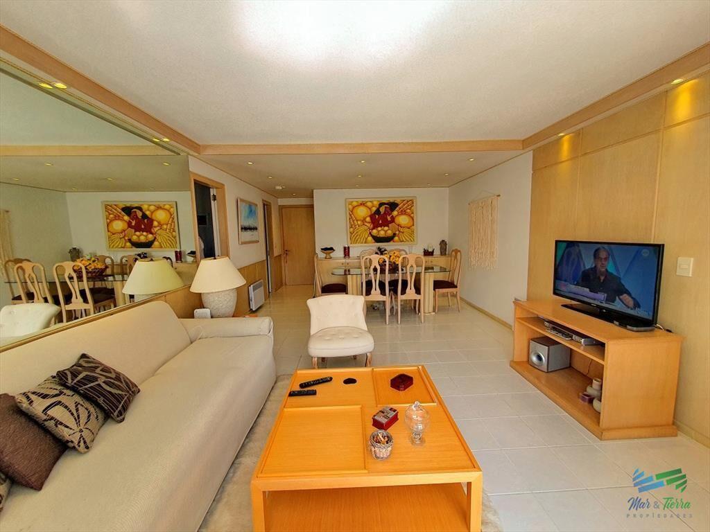 Vendo apartamento de 2 dormitorios, 2 baños y