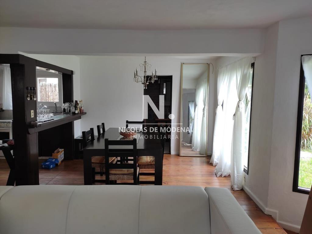 Casa a tres cuadras del centro de La Barra de 4 dormitorios
