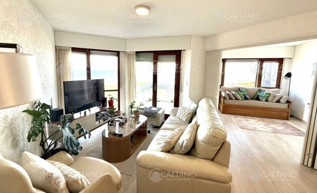 Venta de apartamento primera línea playa mansa