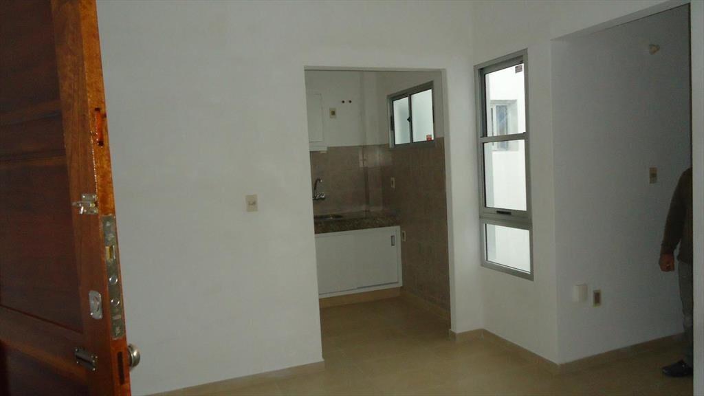 Apartamento, 1 dorm, interior, primer piso por escalera, pr