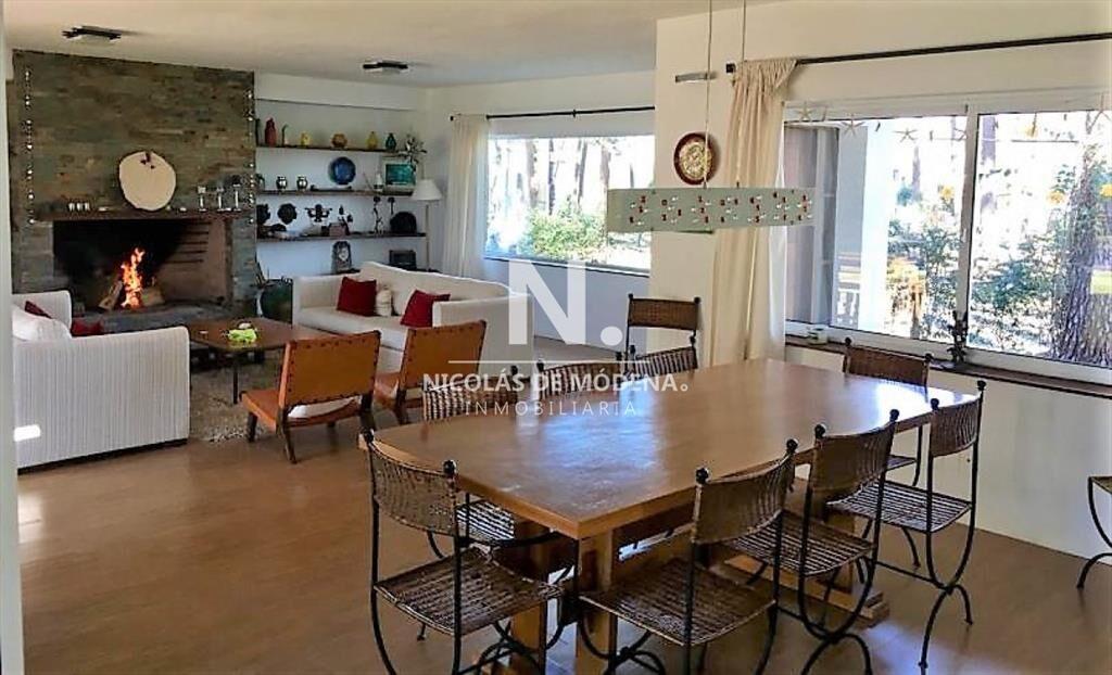 MODERNA CASA A PASOS DE PLAYA MANSA