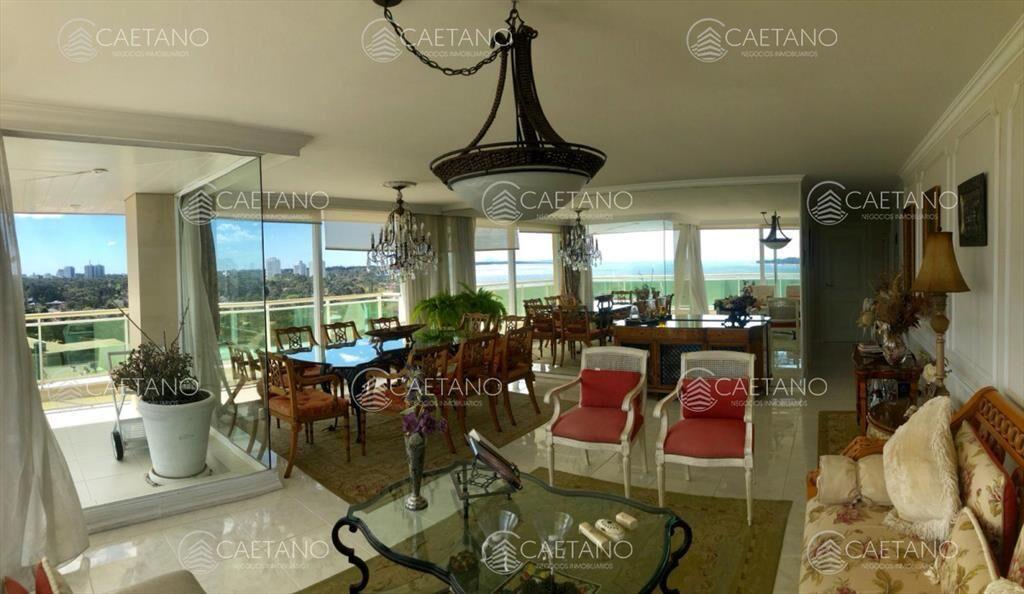 Venta apartamento 3 dormitorios + servicio. Playa