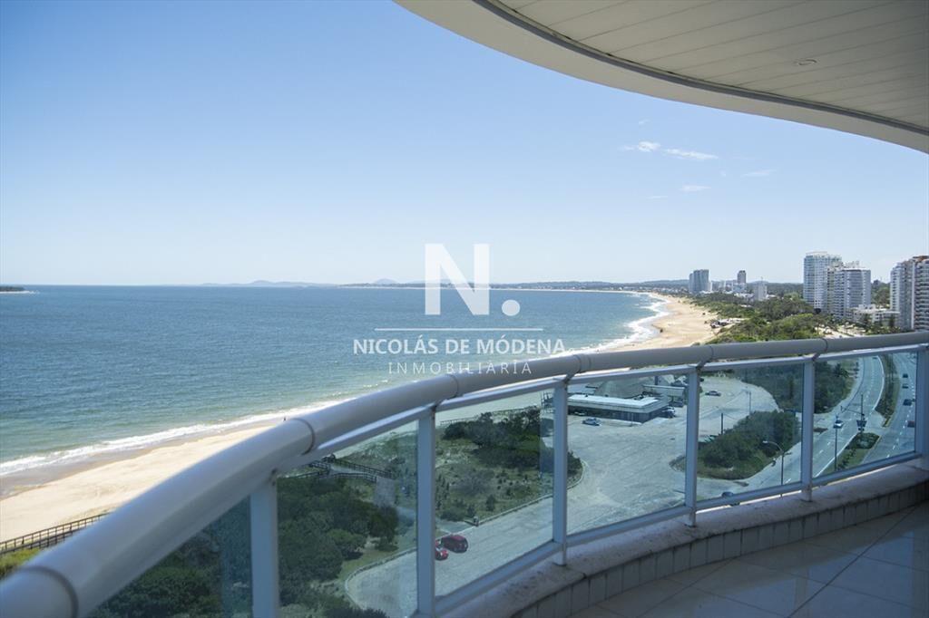 Vende apartamento de 3 dormitorios en Playa Punta