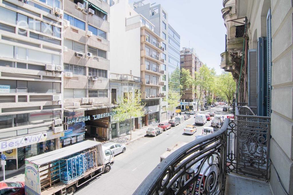 Con Renta Casa con 12 Habitaciones y 2 Locales Comerciale...