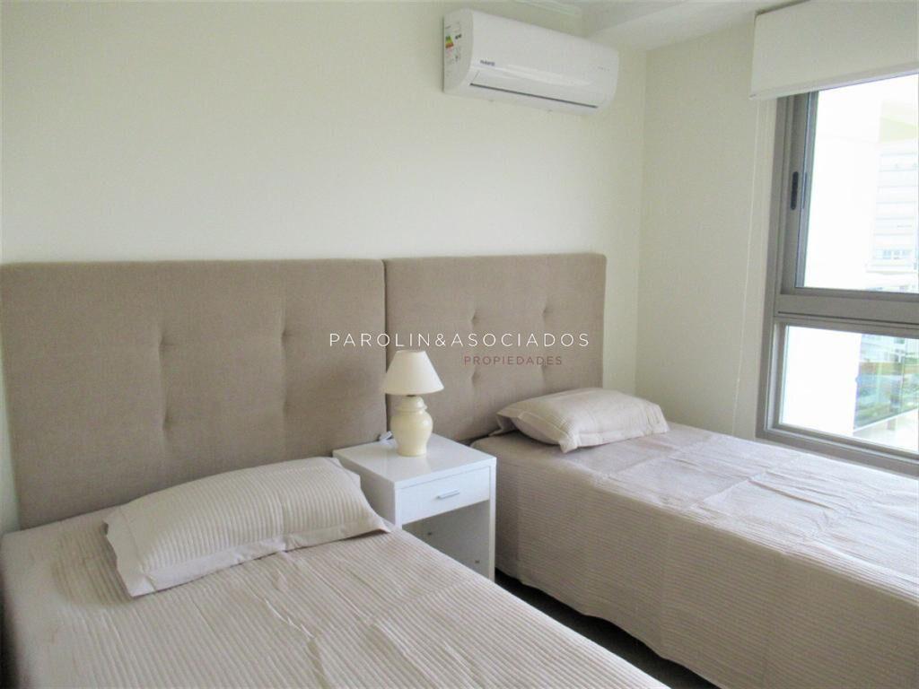 Hermoso apartamento en venta con agradable vista al mar en