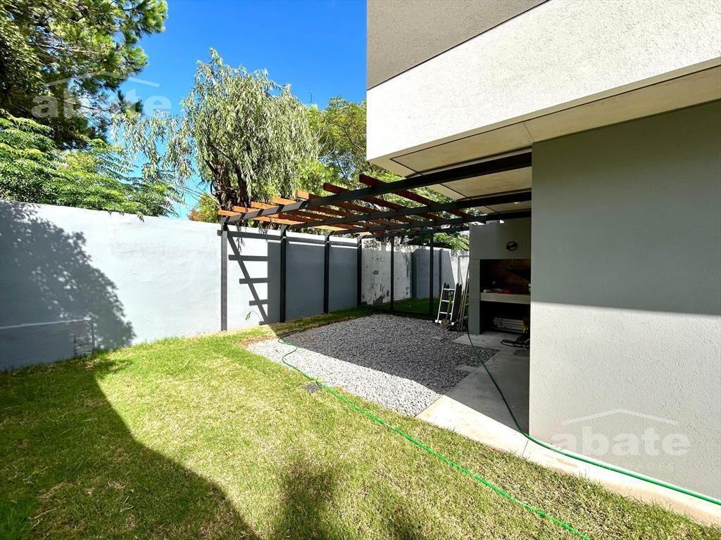 Venta casa de 3 dormitorios, dos baños y cochera doble en L