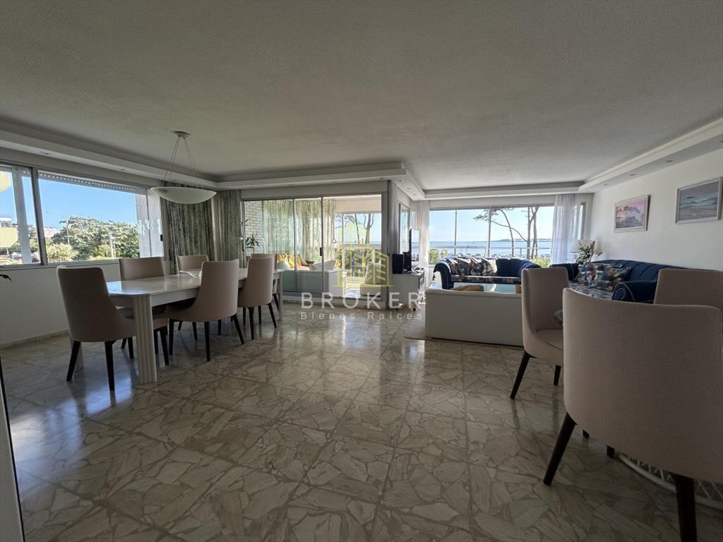 Venta de apartamento primera linea en playa Punta