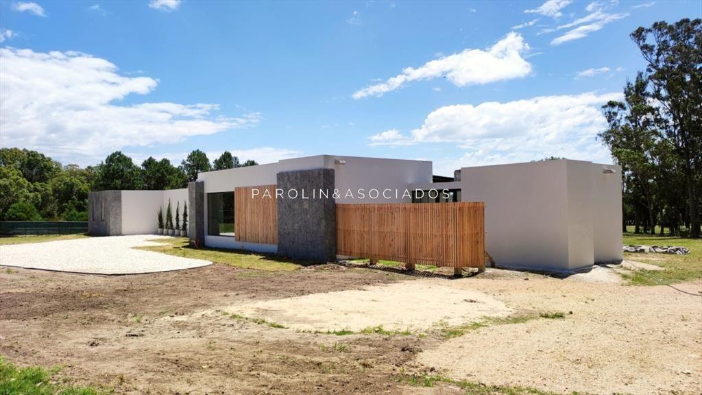 Casa a estrenar en venta de 4 dormitorios en El