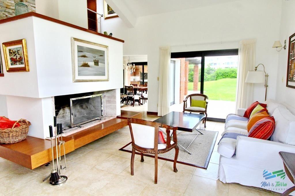 En alquiler!! Moderna casa ubicada a 1 cuadra el