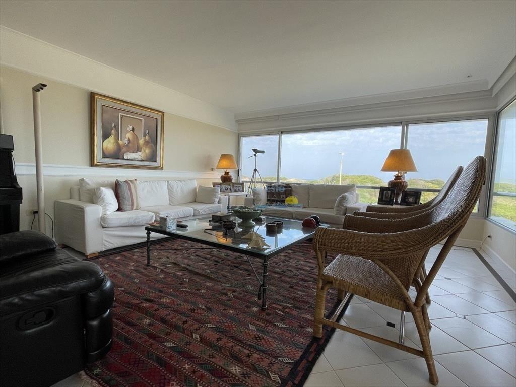 Amplio apartamento en primera línea