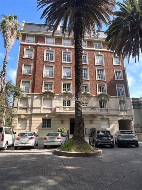 APARTAMENTO EN VENTA EN ICONICO EDIFICIO, PEGADO A EMBAJ...