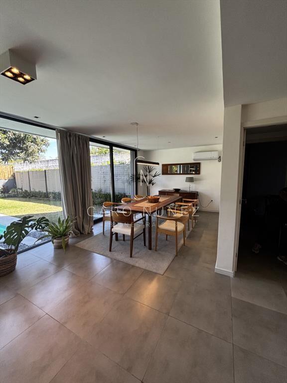 Venta casa moderna 4 dormitorios Carrasco Sur