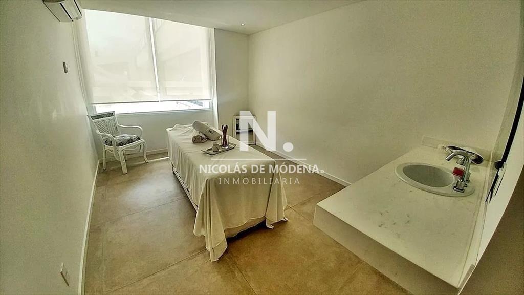 Departamento de 4 dormitorios en venta en Punta