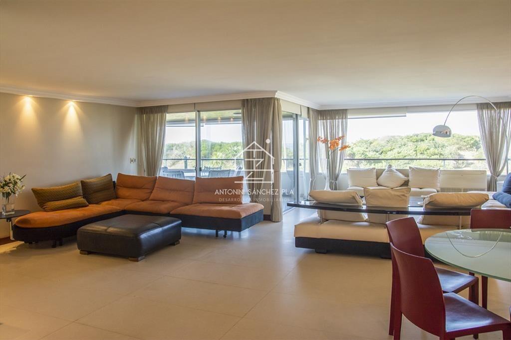 Apartamento de 4 dormitorios en Punta del Este frente al ma