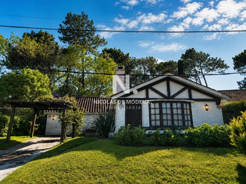 En venta casa de 4 dormitorios, con parrillero y
