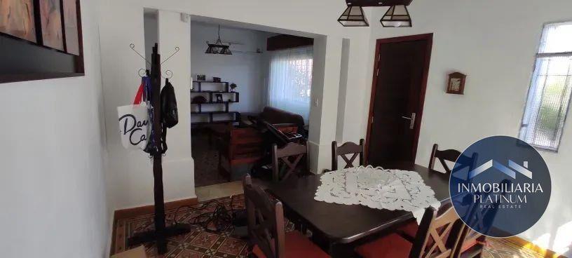 Casa en venta c/ cochera en Las Acacias