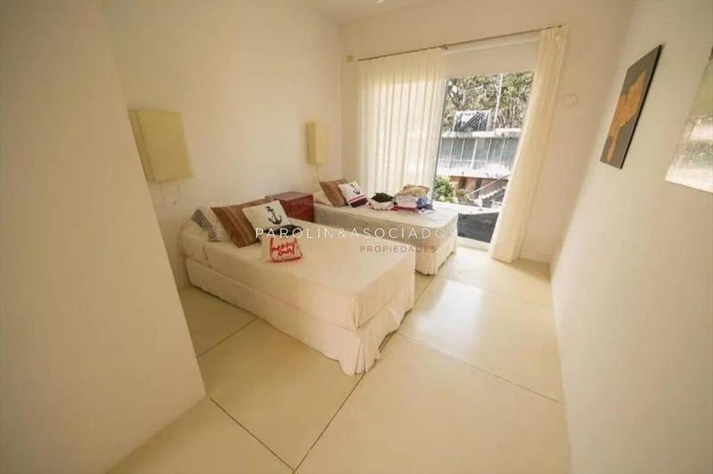 VENTA DE CASA DE 4 DORMITORIS EN MONTOYA PUNTA