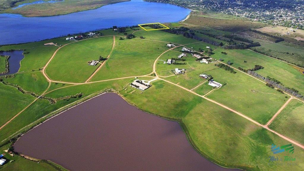 Terreno de mas de 5000 m2 con costa de laguna en