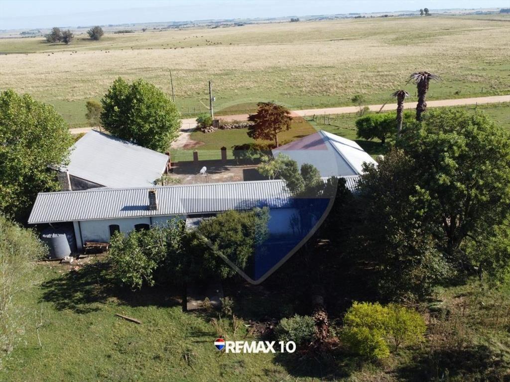 Chacra de 9 hectáreas con múltiples construcciones