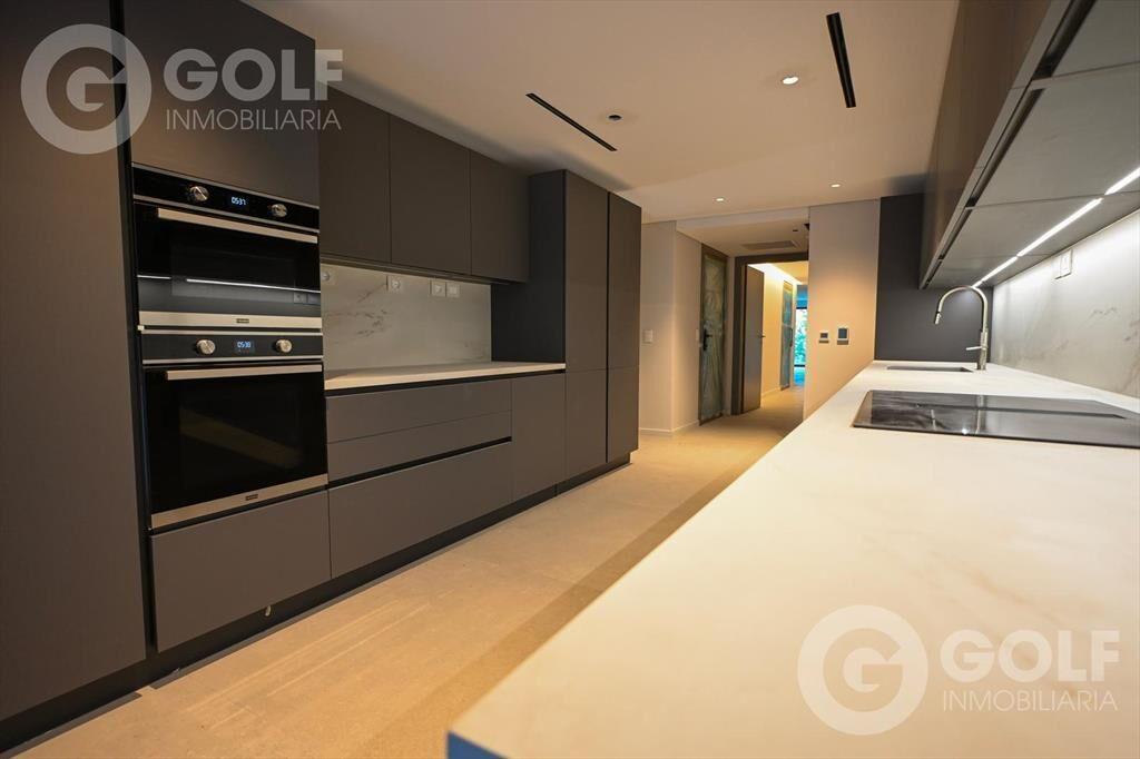 Venta de apartamento de 3 dormitorios con servicio en Punta