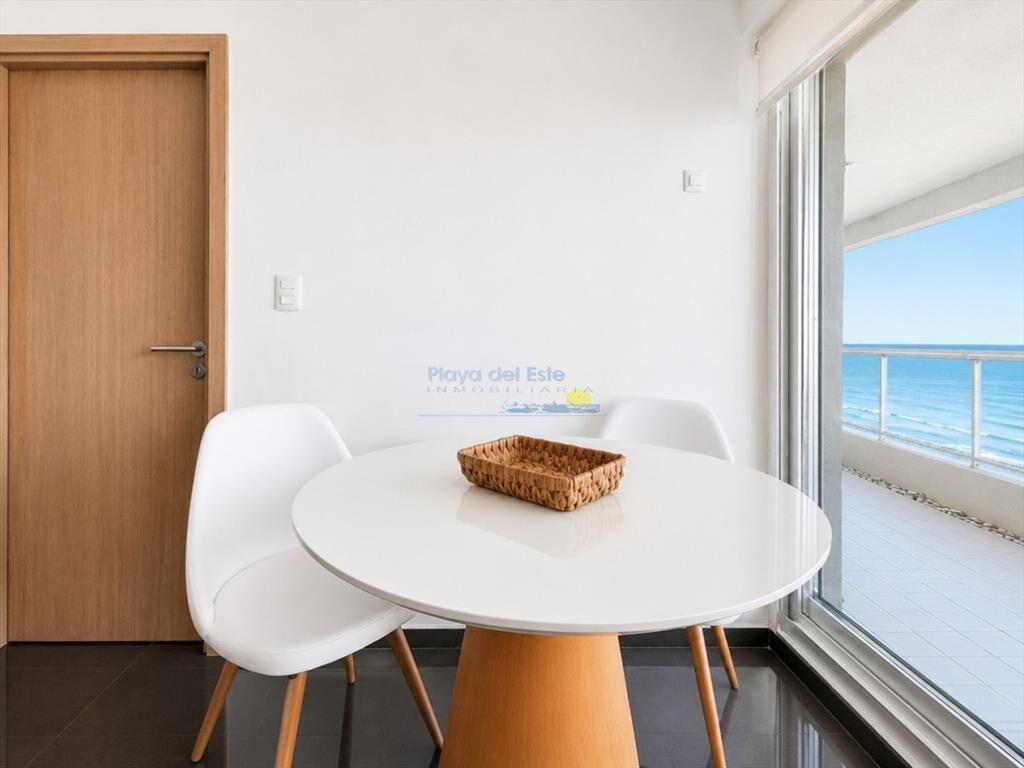 Apartamento de 3 Dormitorios y Dependencia, con y