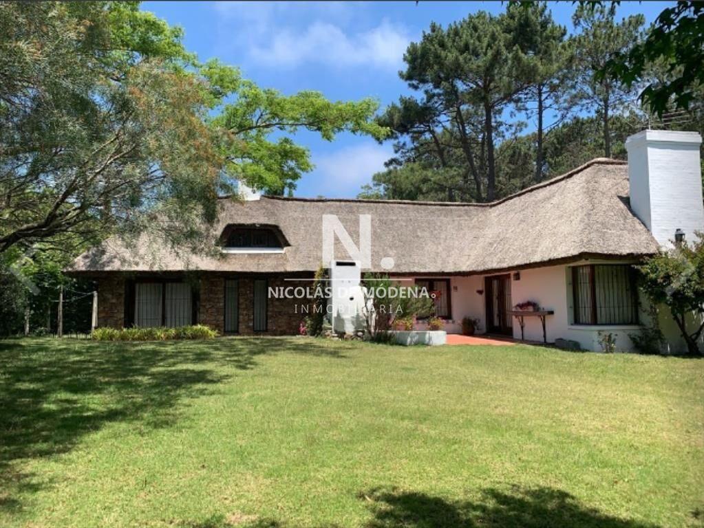 Vende impecable casa, de 3 dormitorios, con en