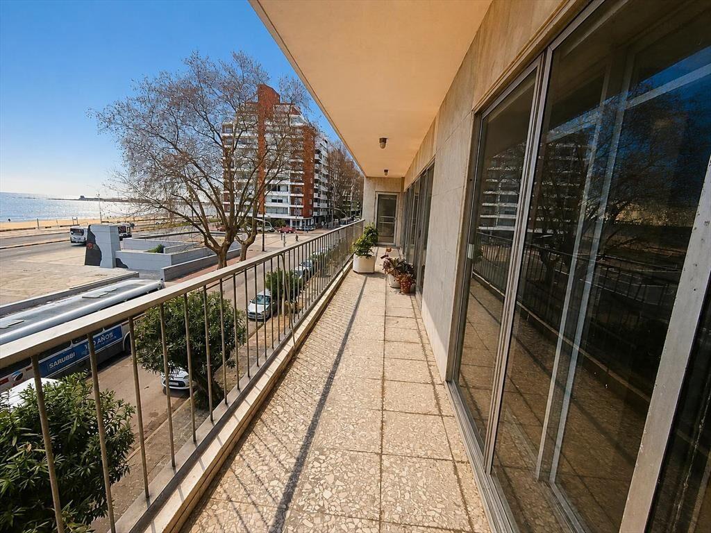 Rambla Pocitos, reciclado, 243 m2, 3 dormitorios, servicio